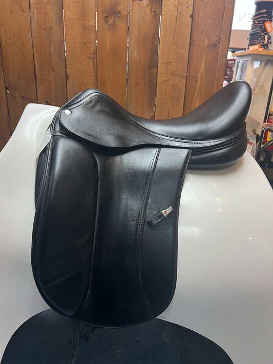 Consignment Equipe Boccelli Dressage Saddle