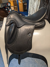 Load image into Gallery viewer, Consignment Bates Artiste Dressage Saddle 17&quot;