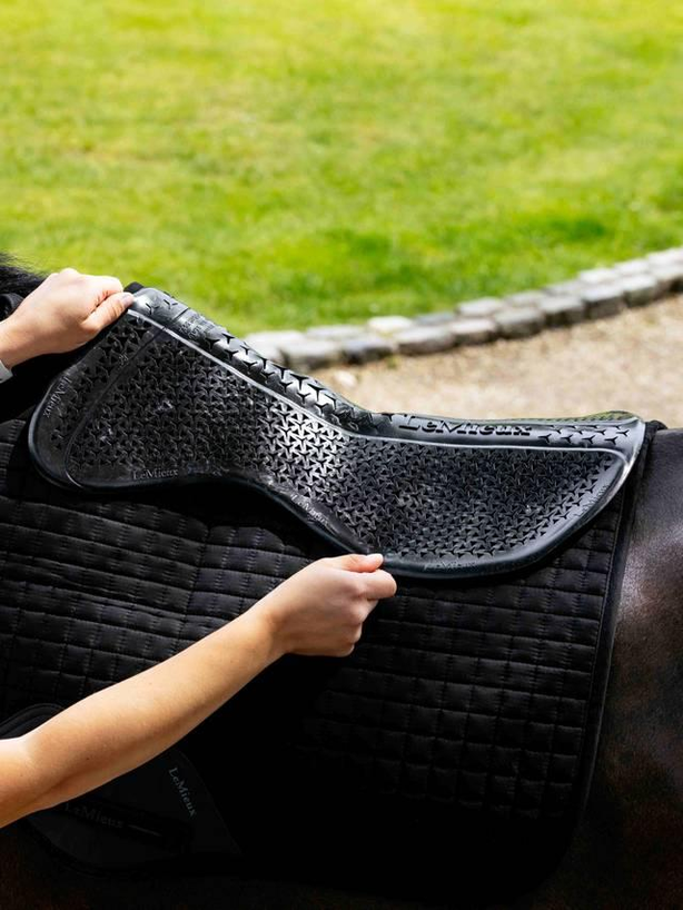 LeMieux Gel-Tek Shaped Half Pad