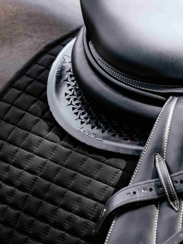 LeMieux Gel-Tek Shaped Half Pad