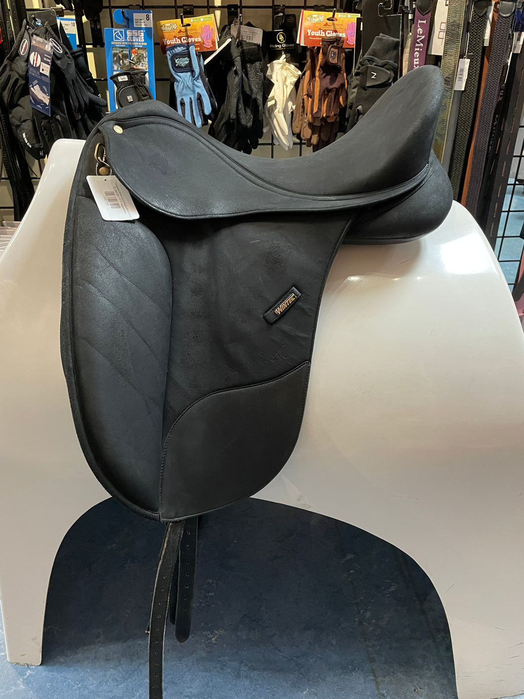 Consignment Wintec Isabell Dressage Saddle 17.5